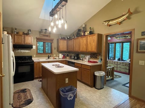 Fully equipped kitchen - microwave, dishwasher, stove, ice maker, coffee maker.