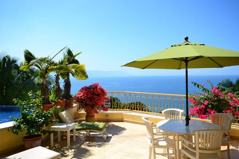 Entry level - pool deck