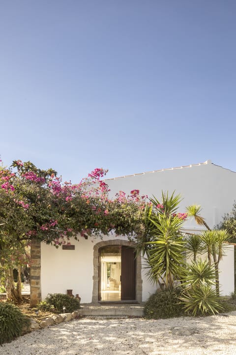 Front driveway and entrance to Vivenda Franco.