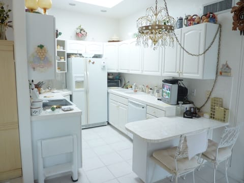 Full Kitchen, All pots, Pans, untensils etc