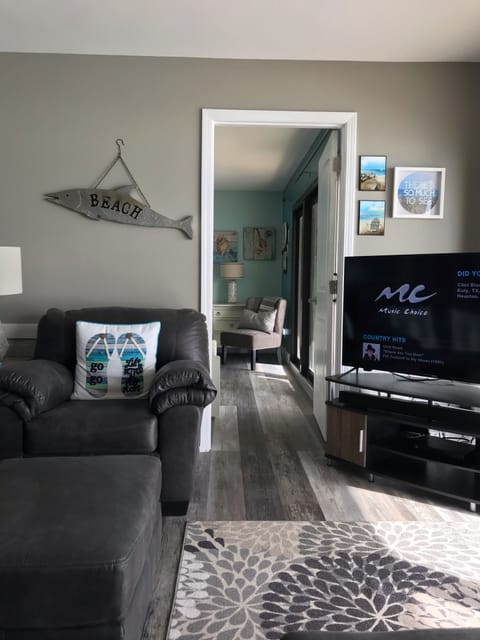 Living room with 55” new Roku TV and Blu-ray player-Welcome to the beach 🏖 