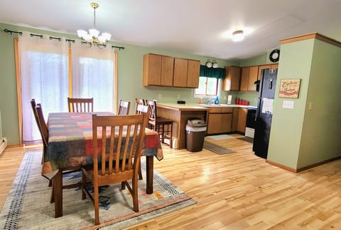 Kitchen area w/dining table
