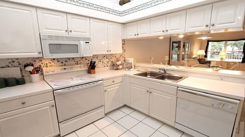 Kitchen - plenty of Cabinet Space