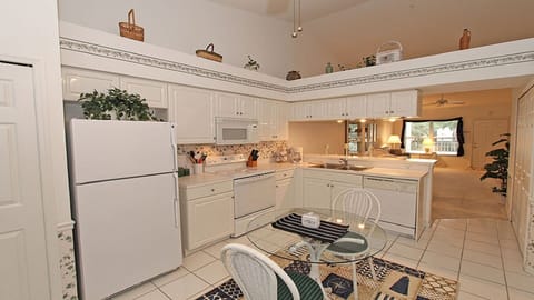 Kitchen - plenty of Cabinet Space