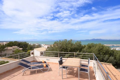Solarium 100 metres from the sea