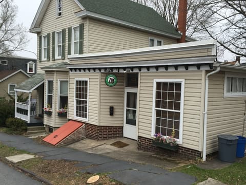 Jim Thorpe Weekender Apartment connected to house