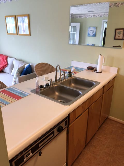 Kitchen and breakfast bar, clean and full size appliances.