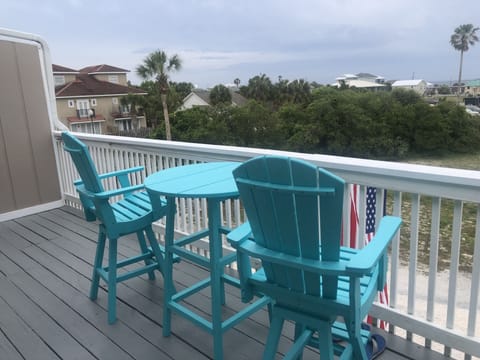 Large Balcony Faces the Gulf