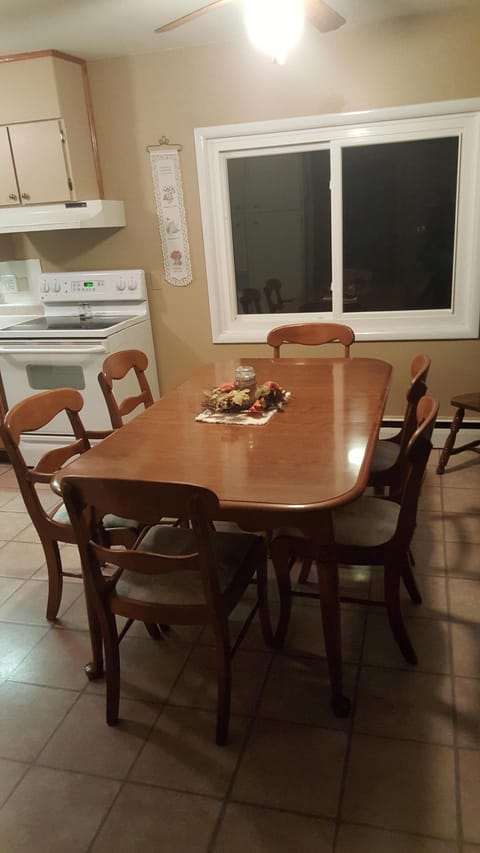 Dining room, seats 6