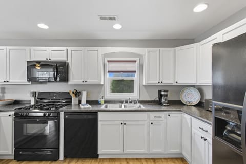 Updated open plan kitchen - well equipped