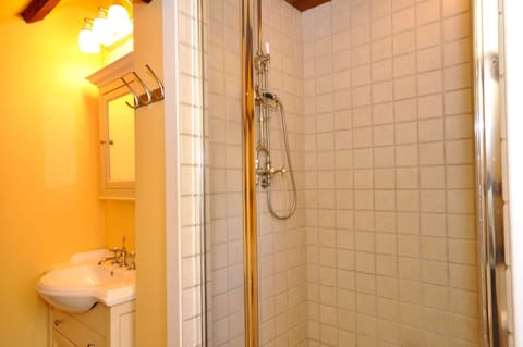 Deluxe, 2-person Shower (Upstairs Bath)
