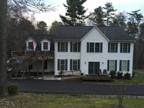 Front of home, guests access 1st floor apartment via the ramp on front.