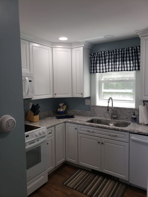 Kitchen - plenty of storage and working space