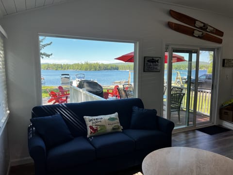 Sun Room w/ Pull out queen couch