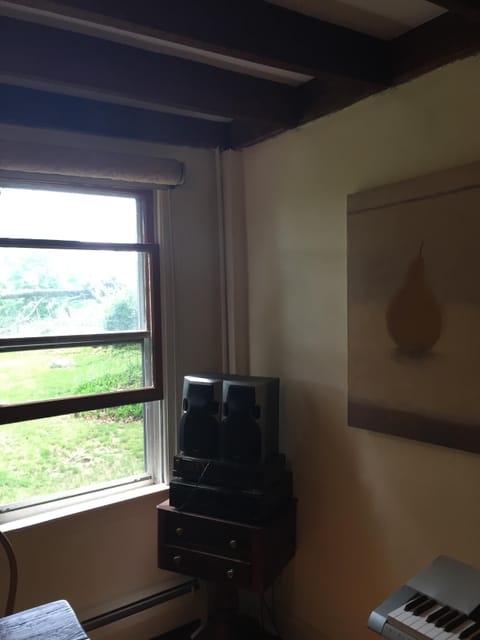 Old School Stero, with Ipod / MP3 cord