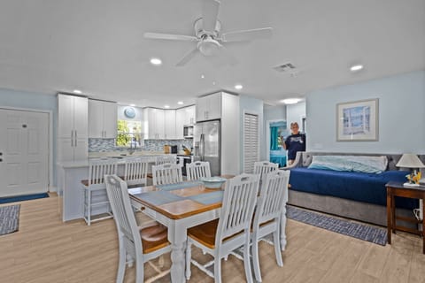 Day bed with trundel to the right.  Thats me stepping into the picture, ooops.