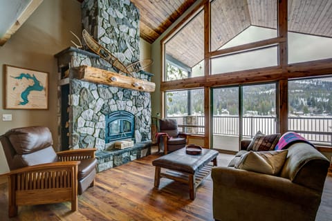 Breathtaking, floor-to-ceiling lake views from the living room