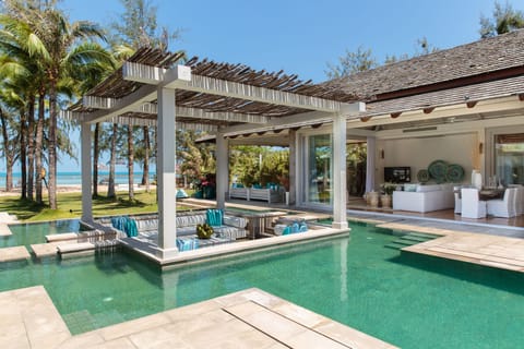 Beachfront Balinese Villa Mia w. Chef