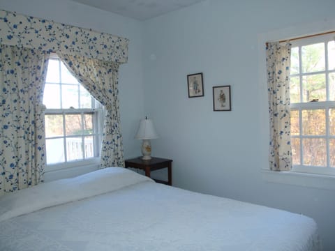 Sweet upstairs bedroom, Queen