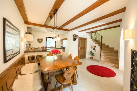 Open kitchen and dining room wit