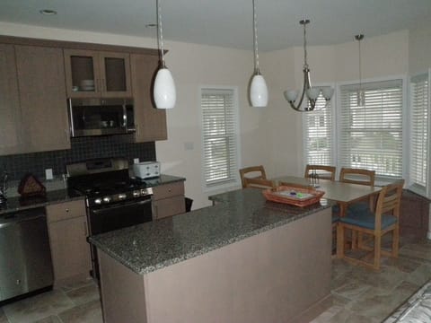 Kitchen & Dining 