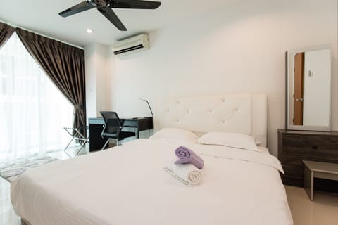 5 Mins Walk to LRT, Opposite Mall