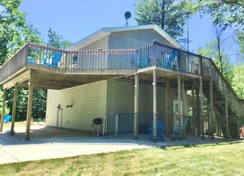 Fenced in shaded area under deck for kids or dog :)