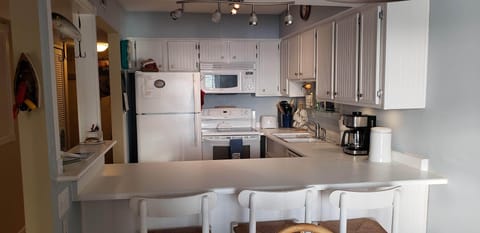 Breakfast Bar and Kitchen