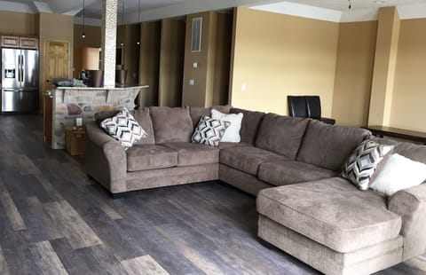  FAMILY ROOM
MAIN FLOOR