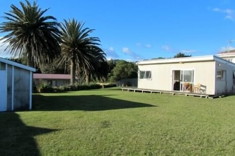 Palm's Bach - Waitarere Beach Bach - Bach Exterior
