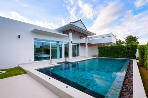 Front of house/Pool