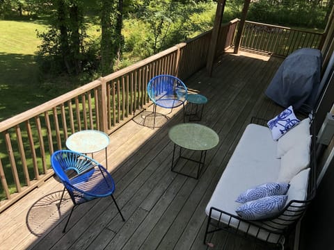 Back deck with gas grill