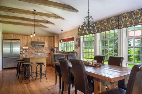 Dining table for 8, bar seating for 4.