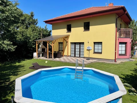 Swimming pool (circle 3,6m and 1,2m deep)