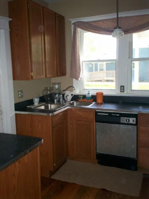 Fabulous Kitchen, stove refrigerator, dishwasher, micro. ice maker, etc