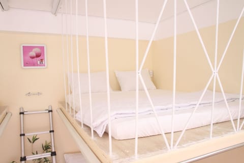 The top of the hanging bed with a 1m7.2m sleeping mattress for 2 adults