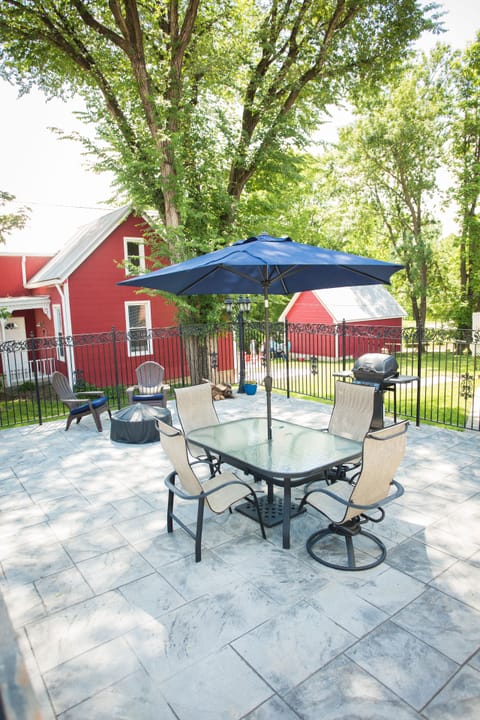 Gas grill & fire pit included