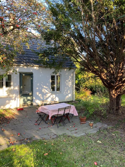 terrasse with table directly outside the kitchen