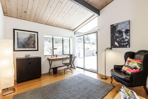 2nd Guest Bedroom with Queen bed.