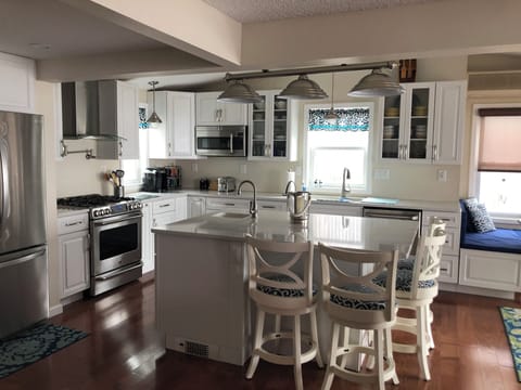 Chef’s kitchen - quartz countertops