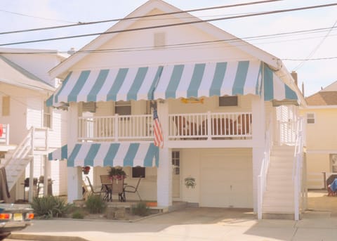 Cozy Beach Digs