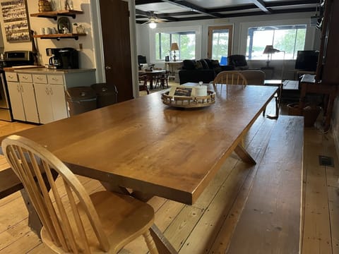 Spacious kitchen table
