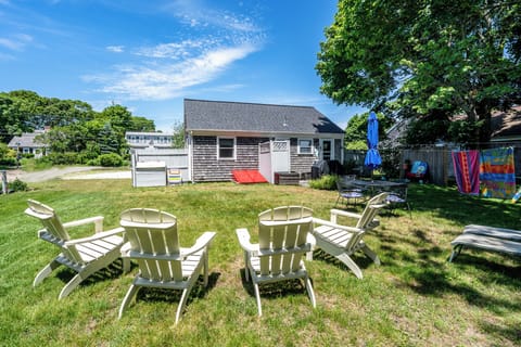 Relax and Unwind - You have arrived at the Hibiscus House Backyard,