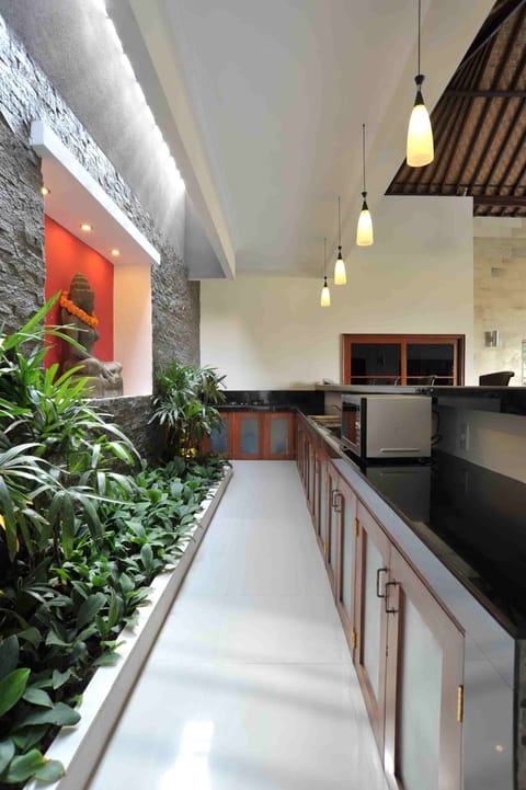 5 Bedroom villa w/ Breakfast, Seminyak
