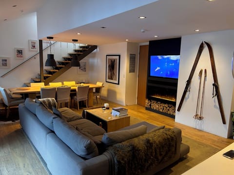 Super spacious entertainning space
