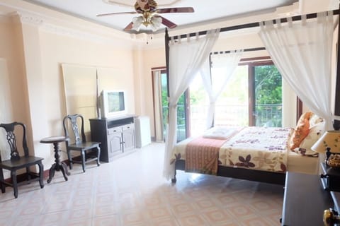 Room 6, interior view.