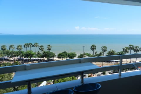Jomtien PLAZA Condotel. Front the sea 