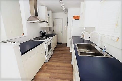 Full Gourmet kitchen