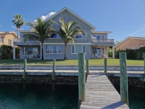 Villa building from your private dock