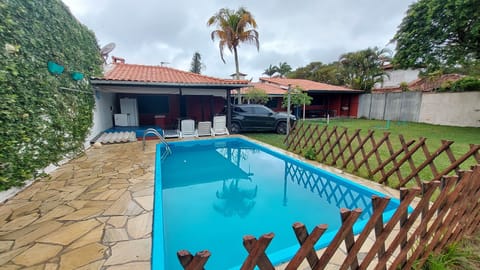   EXCELENTE PISCINA COM 5,20M COM 4 ESPREGUICADEIRAS